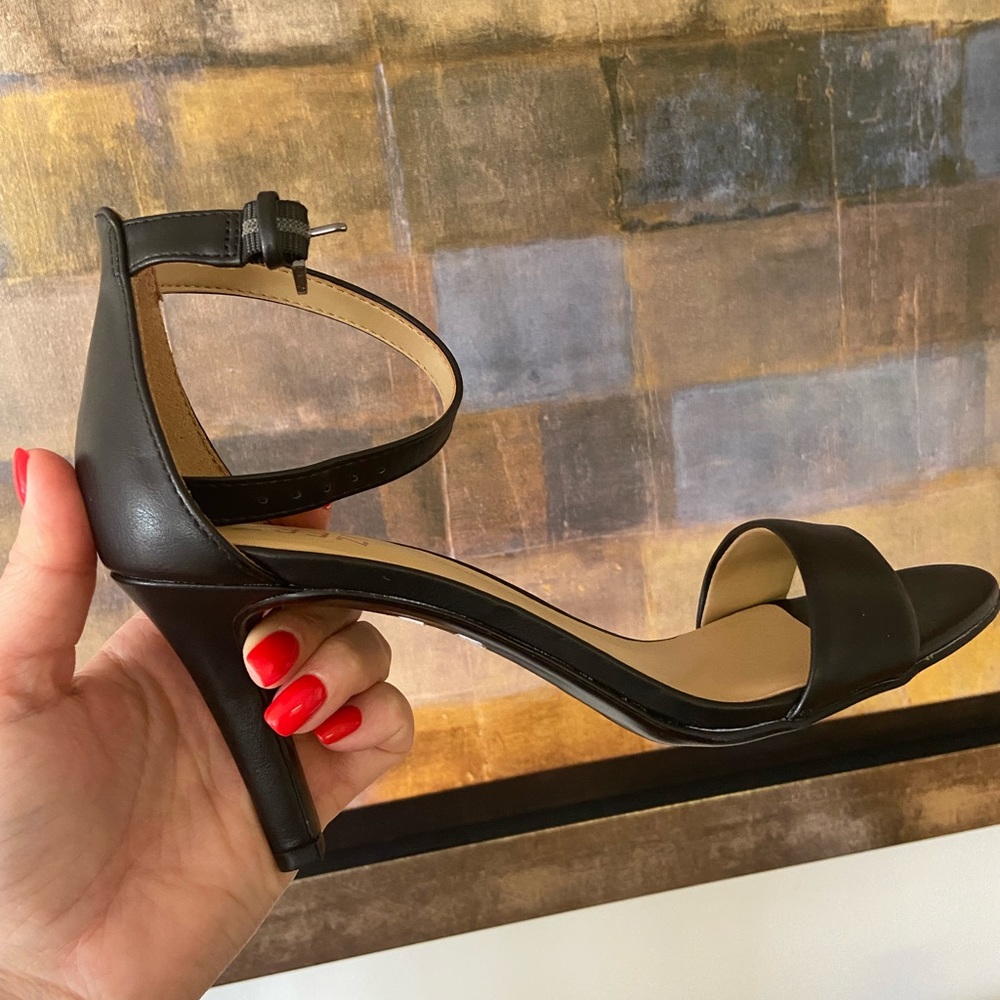 Naturaizer Leah Black Sandals 7 1/2 Brand New in a Box Super Comfortable!